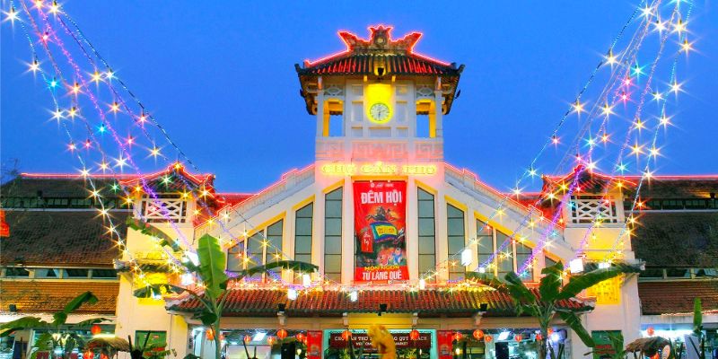 Ninh Kieu night market offers many interesting experiences